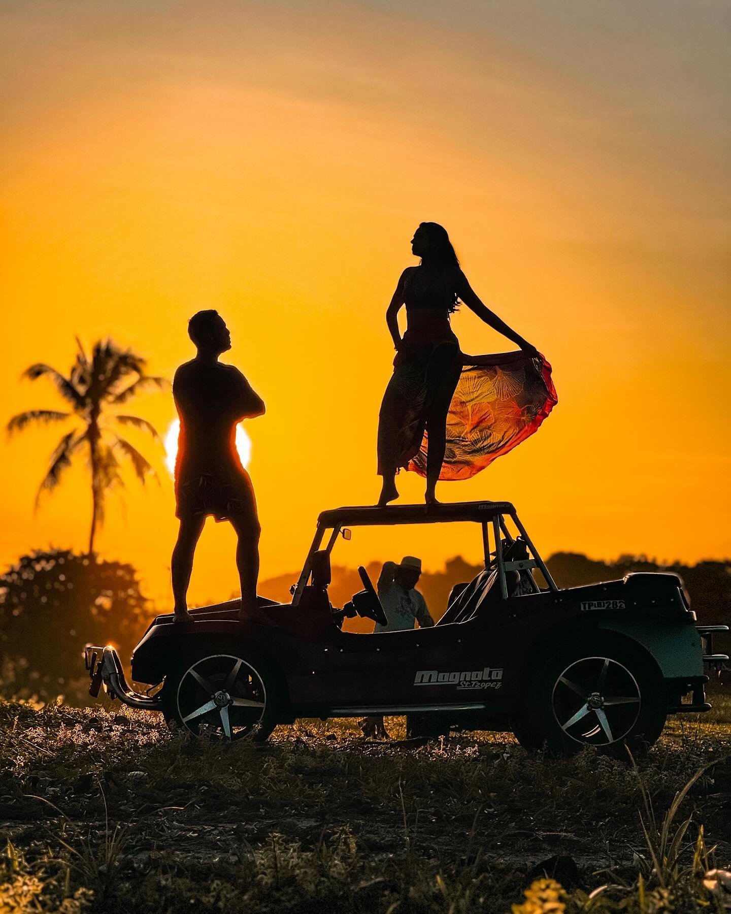 Pessoas no buggy ao por do sol