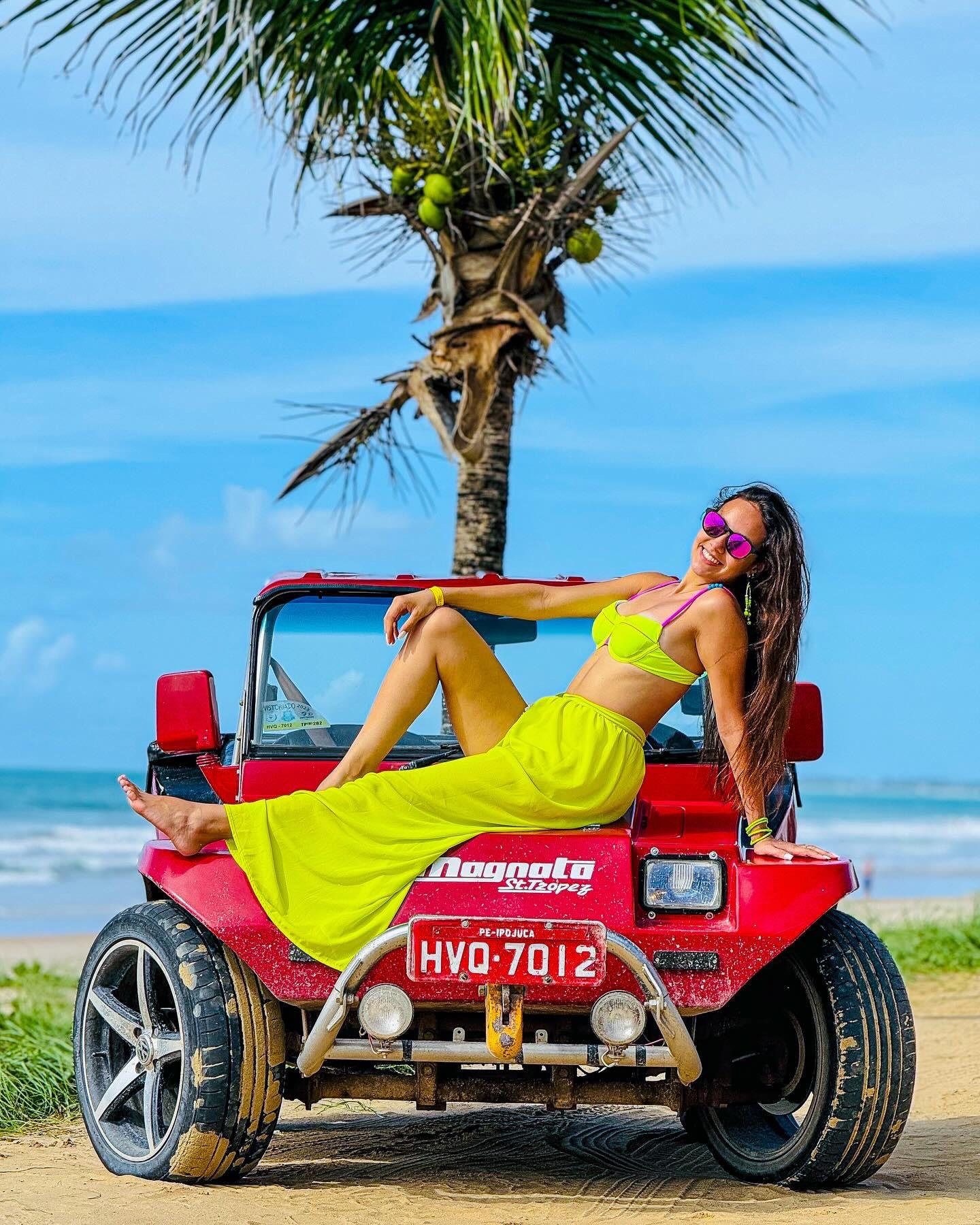 Mulher no buggy vermelho